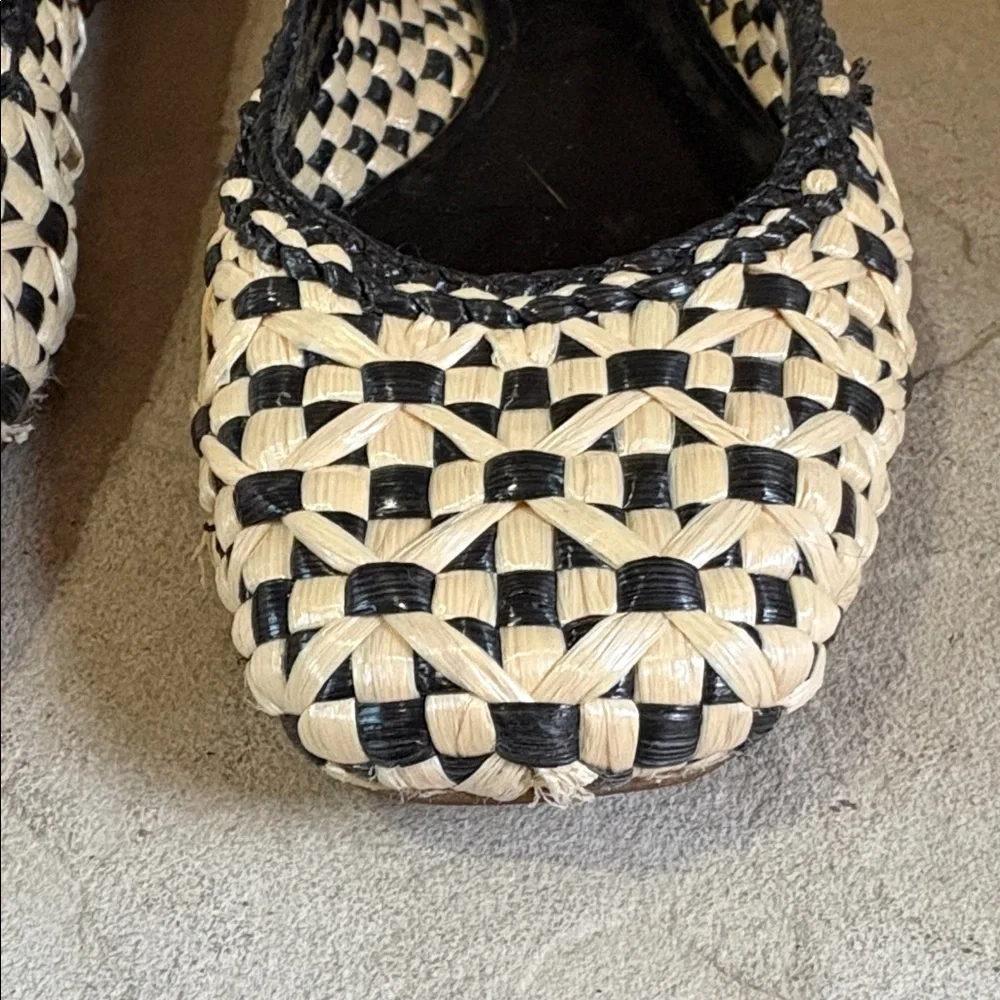 Coldwater Creek sz 9 black and cream rattan woven flats
